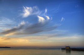 Havnsø havn med skyer